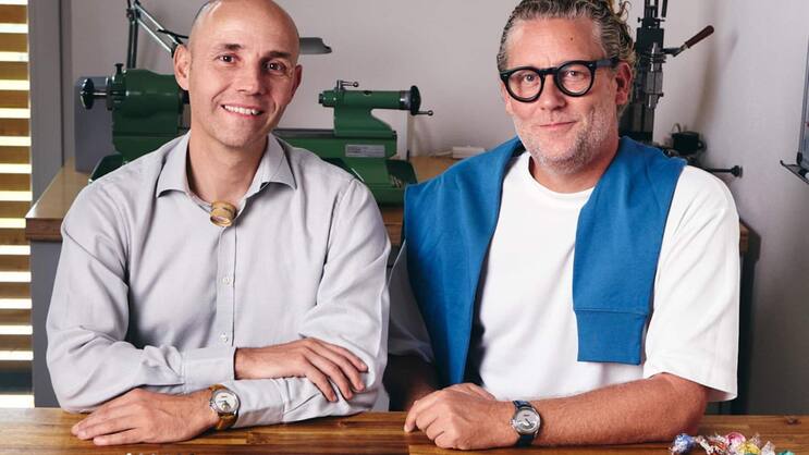 Stefan Kudoke und Manuel Emch von Louis Erard (rechts) machen mit einer Uhr gemeinsame Sache.