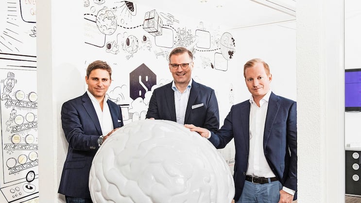 Brainees: Pascal Kaufmann, Oliver Muhr und Marc Vontobel (v.l.) vor einem stilisierten Gehirn, dem Markenzeichen von Starmind.