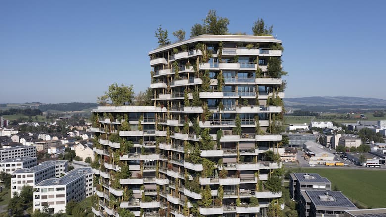 So könnte in der Zukunft gebaut werden: Das Wohnhaus Aglaya in Rotkreuz ZG kühlt durch seine helle Fassade und Rundumbegrünung.