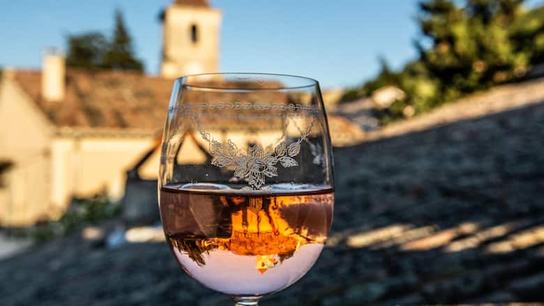 Ein Muss für Madame le Commissaire Isabelle Bonnet: ein Glas Rosé auf ihrer Terrasse mit Blick über die Dächer des provenzalischen Dorfes.
