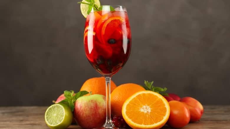 Eines der bekanntesten Sommer-Mix-Getränke auf der Basis von Wein ist Sangría, die man nach eigenem Gusto zusammenstellen kann.