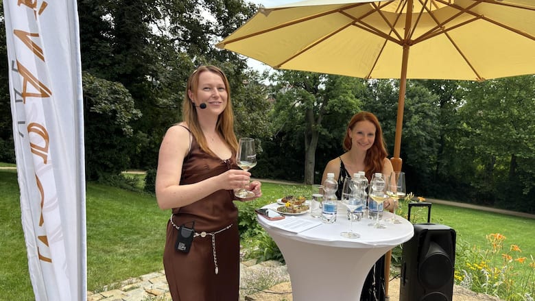 Dagmar Kopečková präsentiert ihre Moravino-Weine auf der Terrasse der Villa Tugendhat in Brünn.