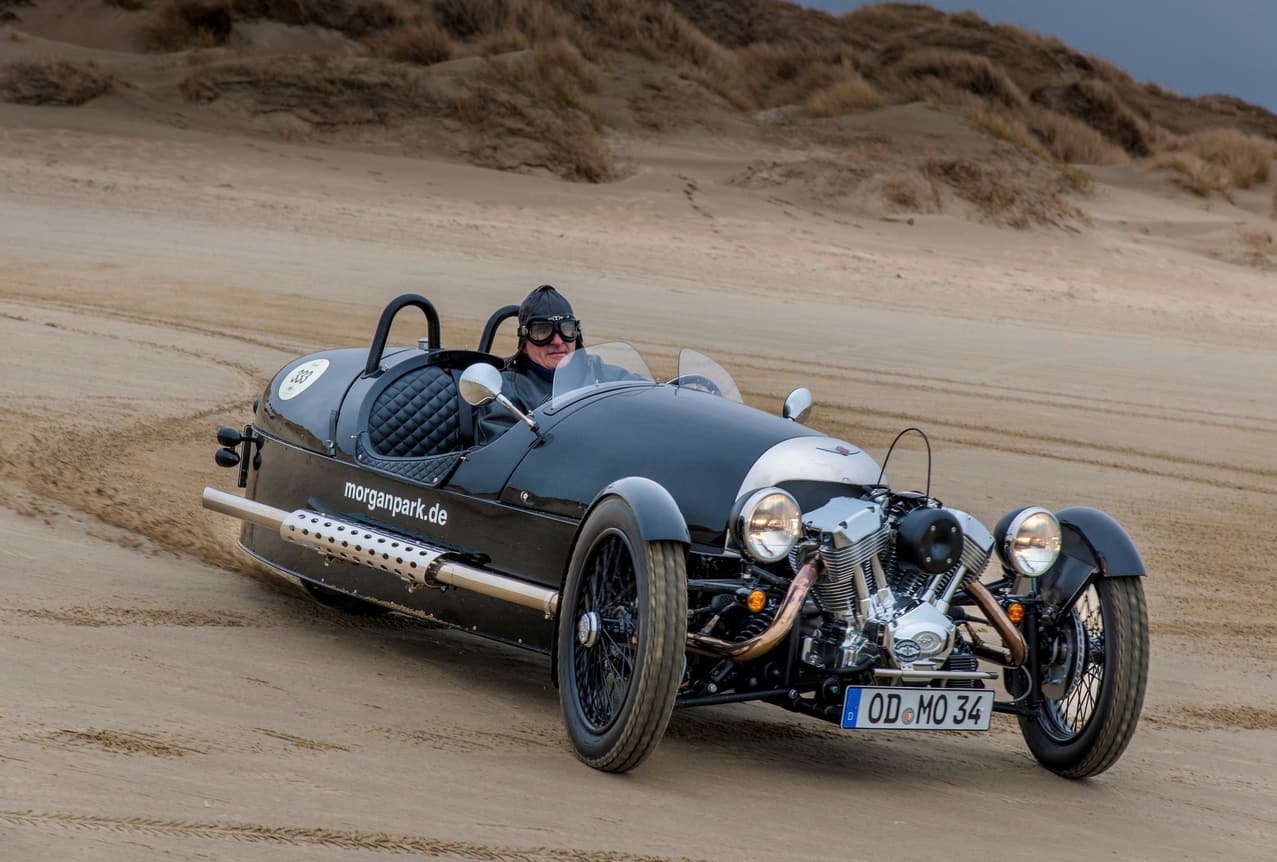 Einfach nur Spass haben: Driften im modernen Morgan Threewheeler auf Sylter Sand.