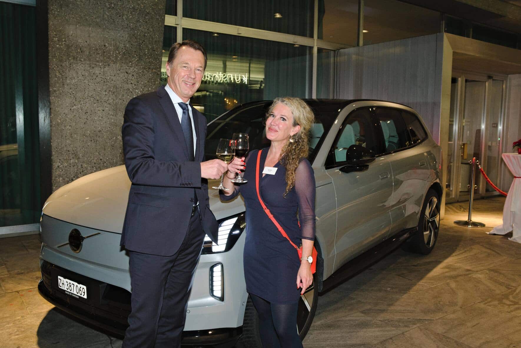 Dirk SchÃ¼tz, Chefredaktor BILANZ; Doro Engels, SBB AG; vor dem nagelneuen Volvo XC90