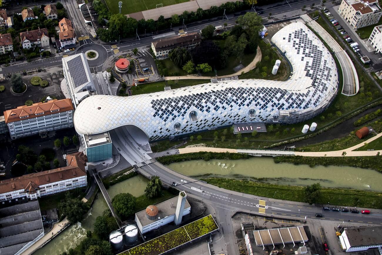 Une vue aerienne sur le nouveau siege de Swatch le vendredi 16 juillet 2021 a Bienne. (KEYSTONE/Jean-Christophe Bott)