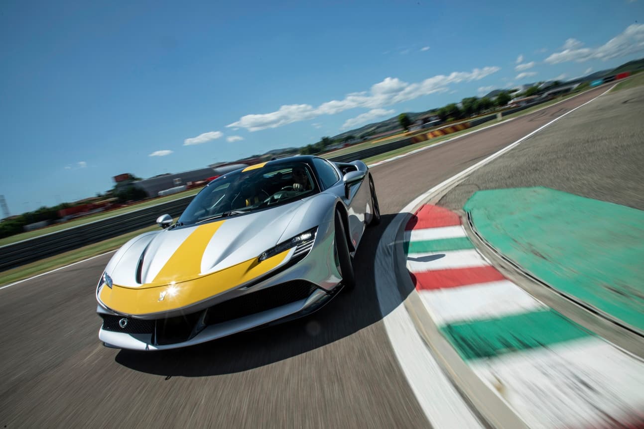 Jede Reise wert: Ferrari fahren auf der hauseigenen Rennstrecke Fiorano.