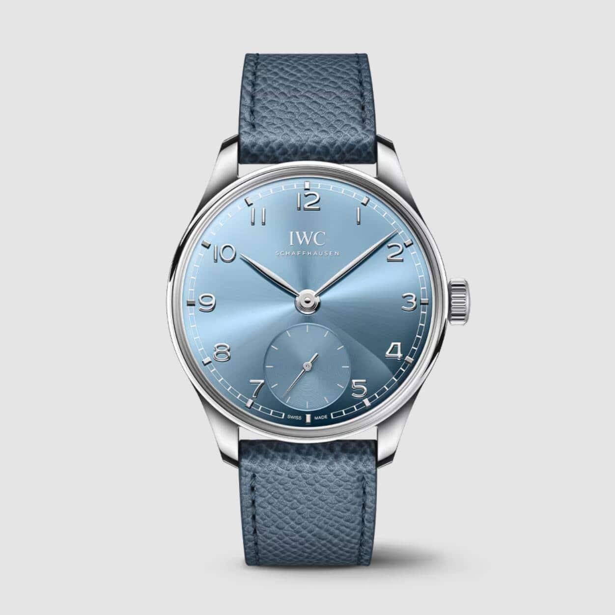 IWC Portugieser Automatic 40 Mit dem 40-mm-Gehäuse aus Weissgold, 2024 kombiniert mit einem wässrig blauen Zifferblatt und einem graublauen Lederarmband, bleibt diese Portugieser auf der Linie der Kollektion, tanzt aber ihren eigenen Takt. 18 300 Fr.