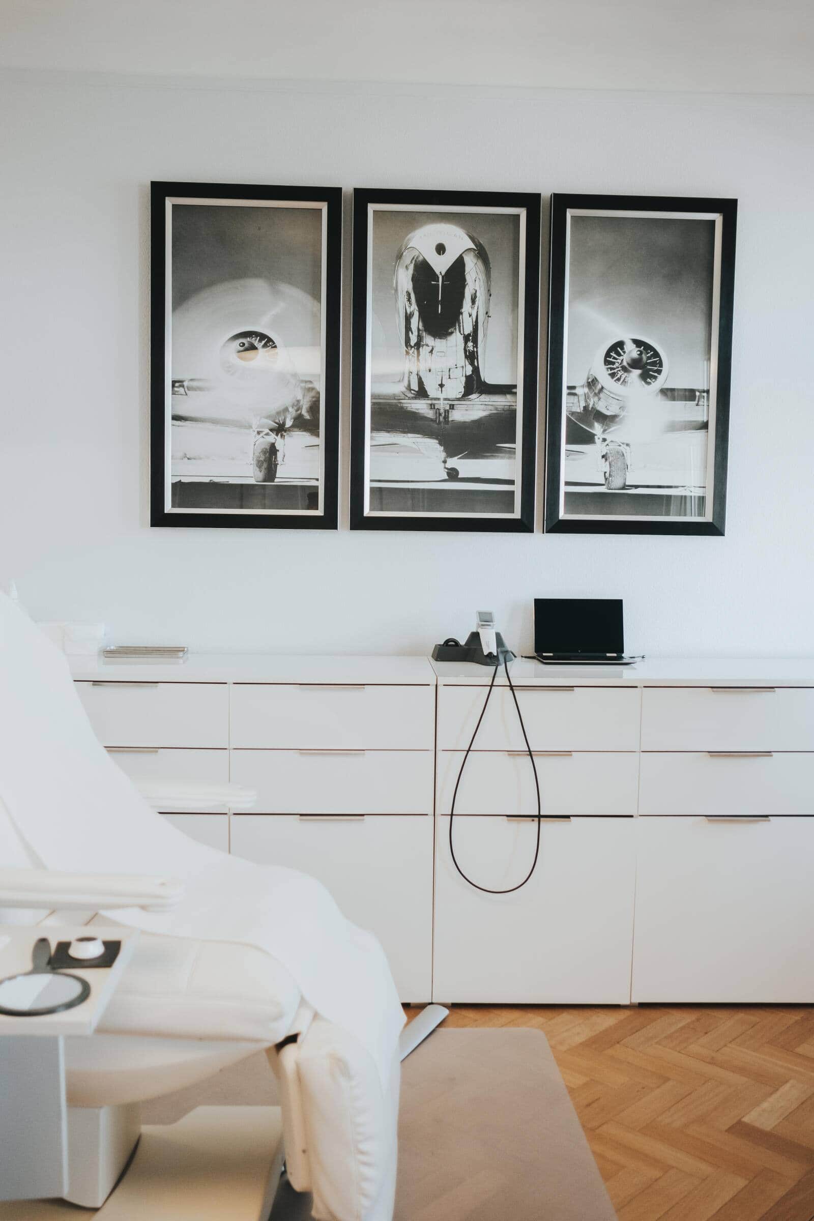 Die Behandlungszimmer sind in Weiss gehalten.