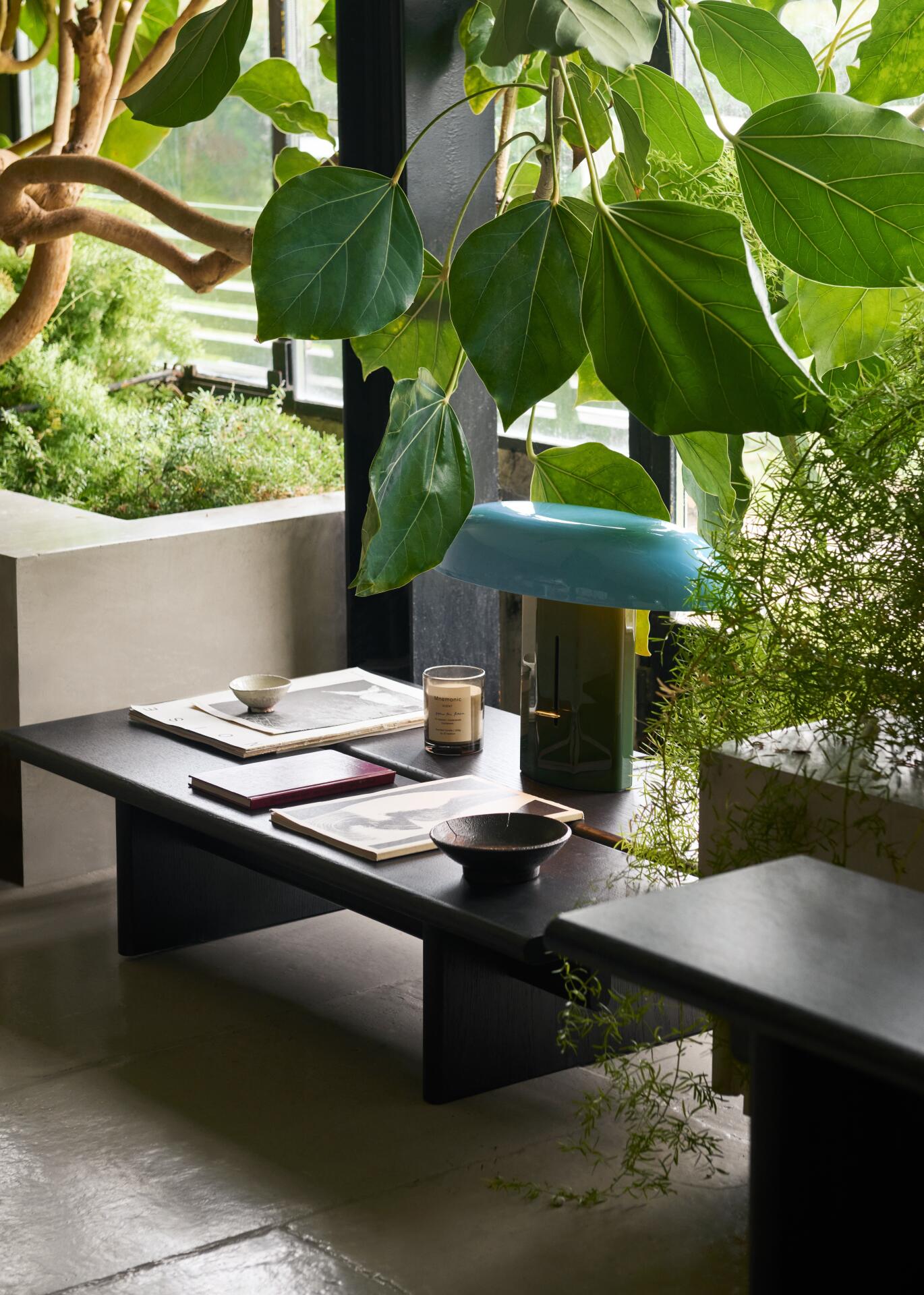 <p>Eine fliessende ­Verbindung zwischen dem Innen und dem Aussen schaffen Pflanzen, Simse, Bänke und ein ­entspanntes Styling mit edlen Wohnaccessoires wie den Lampen von &amp;Tradition.</p>