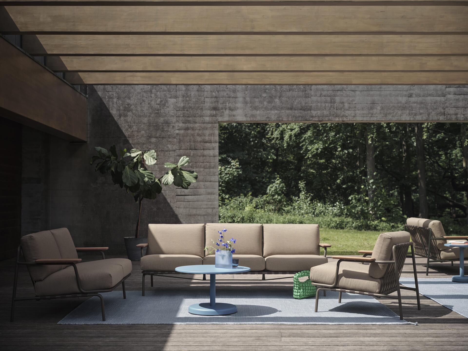 <p>Die wunderbare Leichtigkeit des skandinavischen Designs sorgt für Wohnlichkeit auch unter freiem Himmel – wie hier mit Outdoor-Möbeln von Muuto.</p>