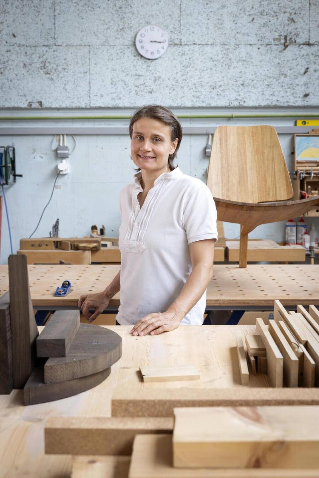 <p>Die Schreinermeisterin Eva Mechler absolvierte ihre Ausbildung zur Tischlerin in Deutschland. Dort legte sie auch die Mesterprüfung ab. Ihr Gesellenstück: ein Sideboard im Shaker-Stil. Eine Stilrichtung, aus der sie noch heute Inspiration schöpft. Sie arbeitet im zürcherischen Laupen. </p>
