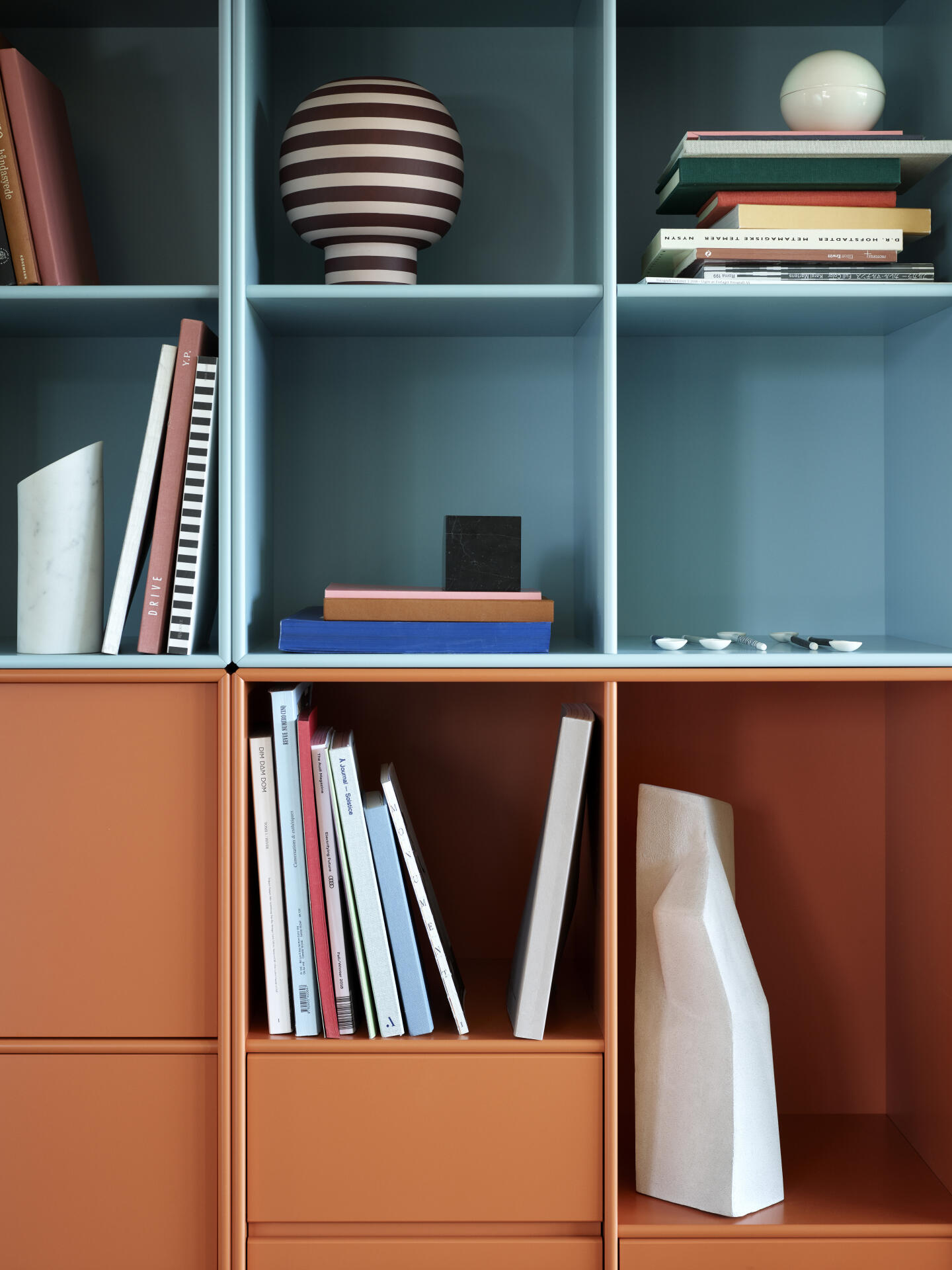 <p>Die individuell konfigurierbaren Regalsysteme von Montana beweisen, dass dänisches Design nicht nur formschön, sondern auch funktionell ist. Das System gibt es in 43 Farben.</p>