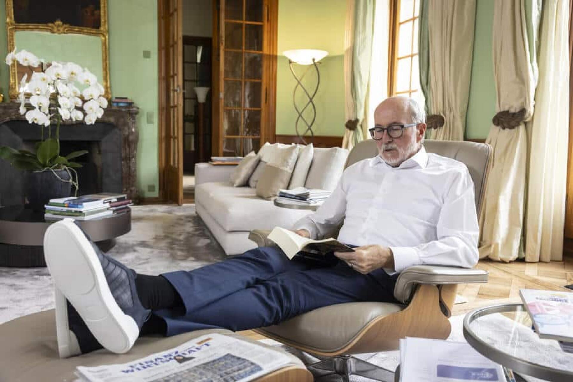 <p>Die Leseratte: Immer zwei Bücher auf dem Nachttisch. Ein Krimi – und etwas Anspruchsvolles. Zuletzt ein Werk über den Ex-US-Präsidenten Biden: «Man darf nicht immer nur über Trump fluchen, man muss auch sehen, was die Demokraten schlecht gemacht haben.»</p>