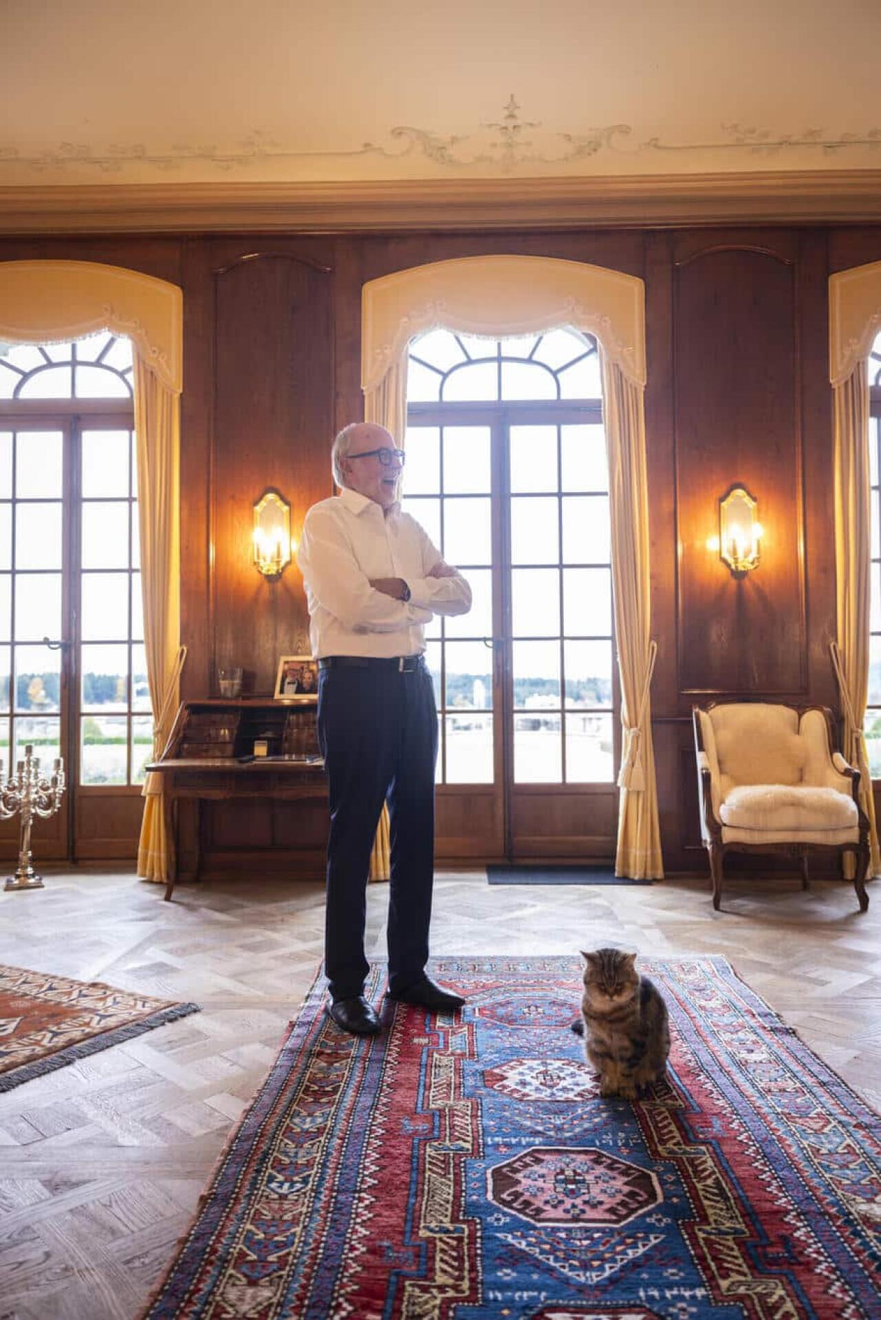 <p>Im Guisan-Zimmer: Willy Michel mit seinem Kater Satchmo, 16 («Ich nenne ihn wegen seines Gewichts liebevoll Fatmo»). Von diesem Raum aus leitete Guisan Anfang des 2. Weltkrieges die Geschicke der Schweiz.</p>