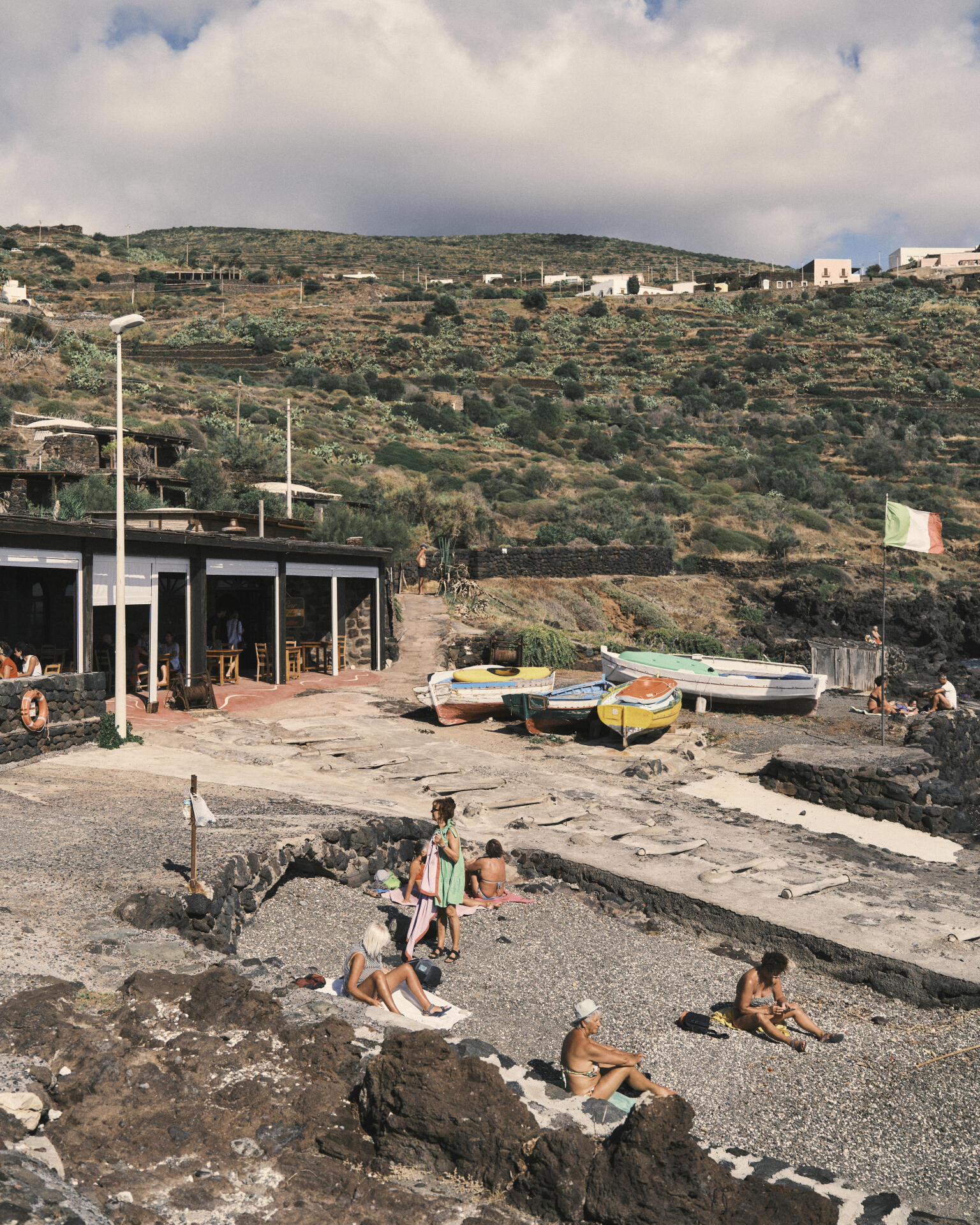 <p>Ein typischer Nachmittag am Strand von La Vela: ein ausgedehntes Mittagessen, dann Sonnenbaden und schliesslich ein Aperitif.</p>