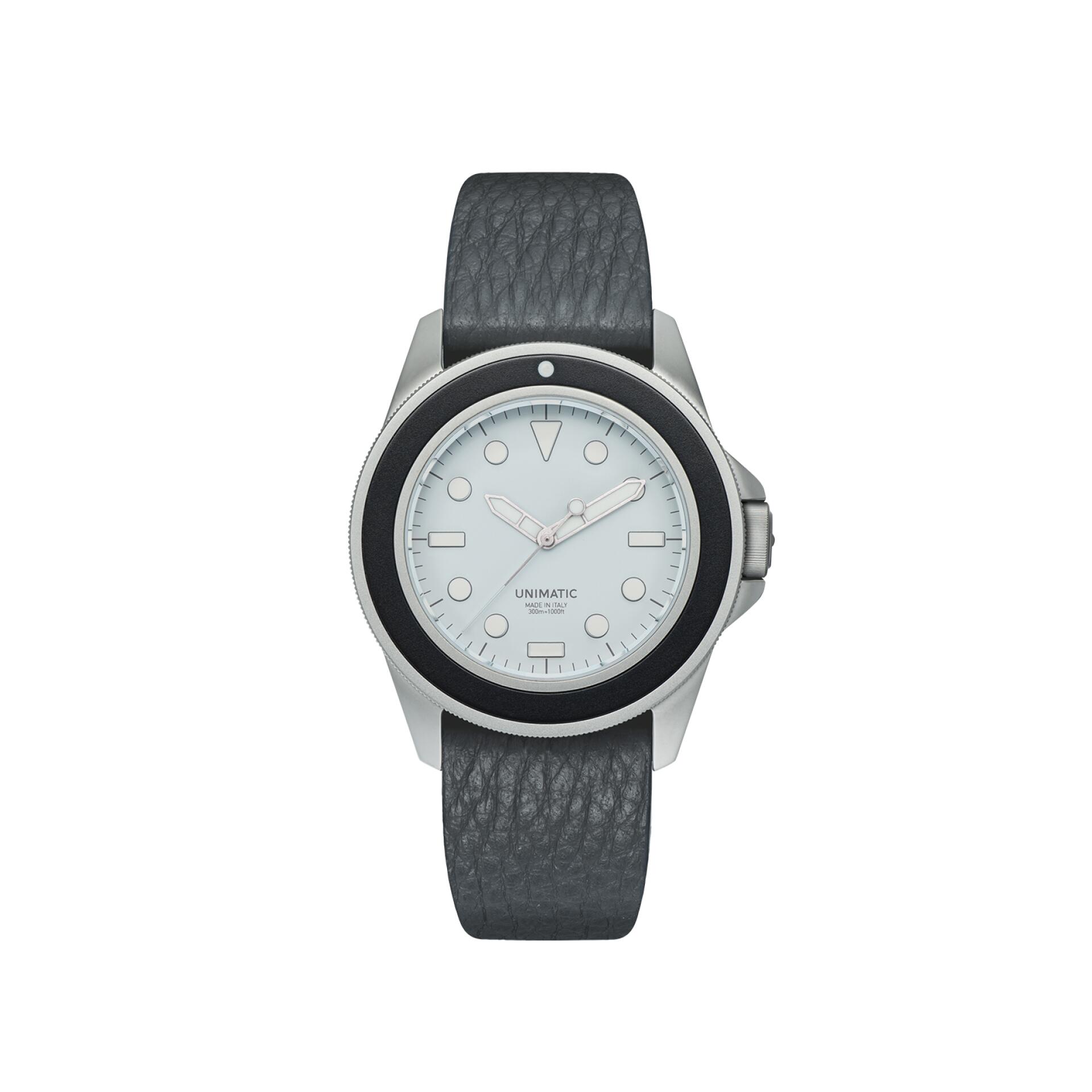 <p>Unimatic UT1-GO</p>
<p>Gehäuse: 41,5 mm, Edelstahl;</p>
<p>Werk: Quarz;</p>
<p>Preis: 710 Euro.</p>