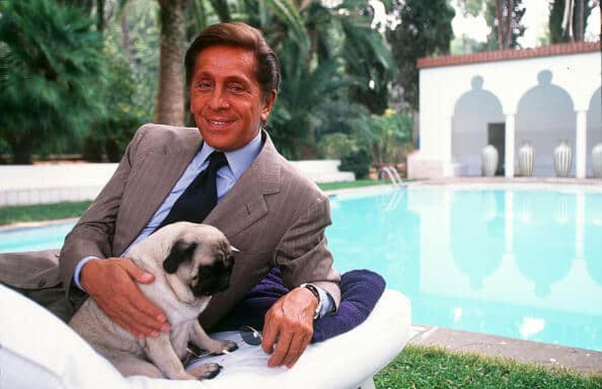 <p>Der italienische Modeschöpfer Valentino Garavani mit seinem Hund in seiner Villa in Rom am 29. September 2000, Italien. (Photo by Gianni GIANSANTI/Gamma-Rapho via Getty Images)</p>