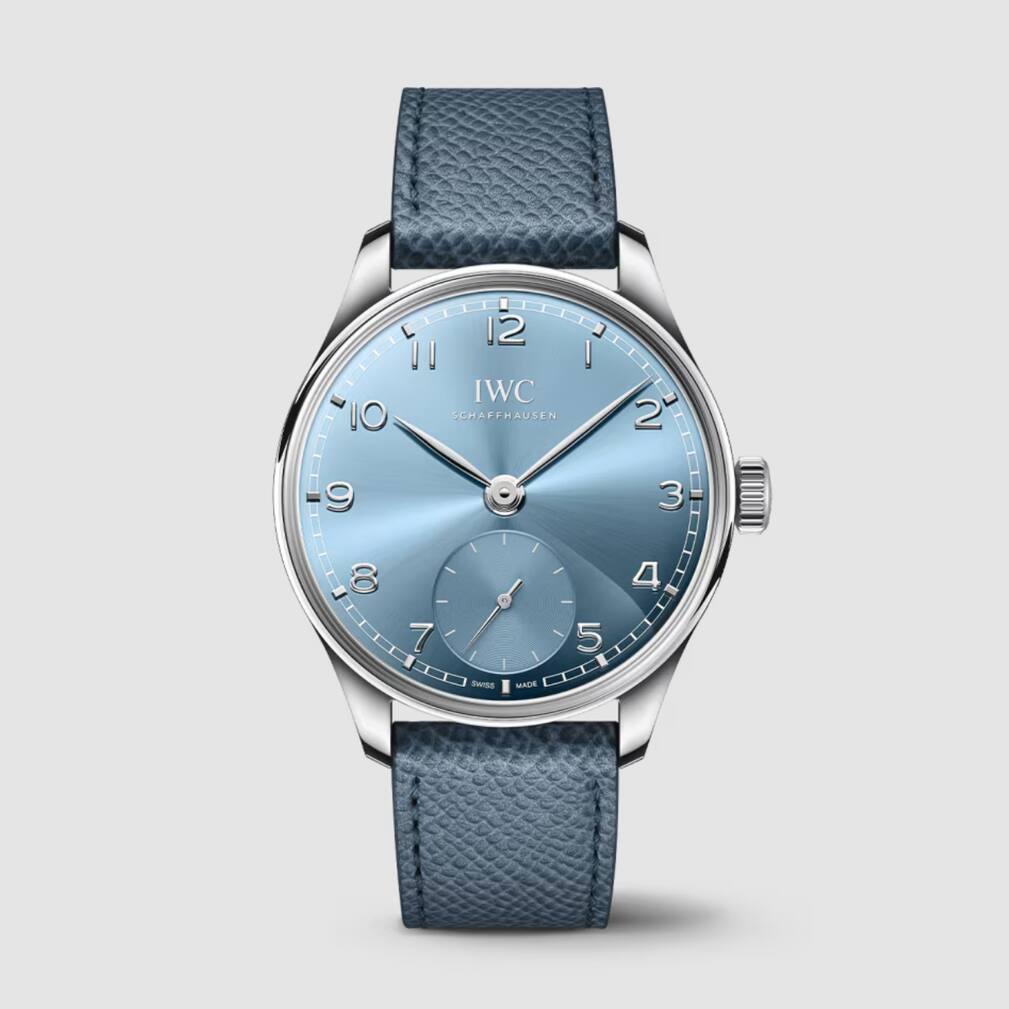 IWC Portugieser Automatic 40 Mit dem 40-mm-Gehäuse aus Weissgold, 2024 kombiniert mit einem wässrig blauen Zifferblatt und einem graublauen Lederarmband, bleibt diese Portugieser auf der Linie der Kollektion, tanzt aber ihren eigenen Takt. 18 300 Fr.