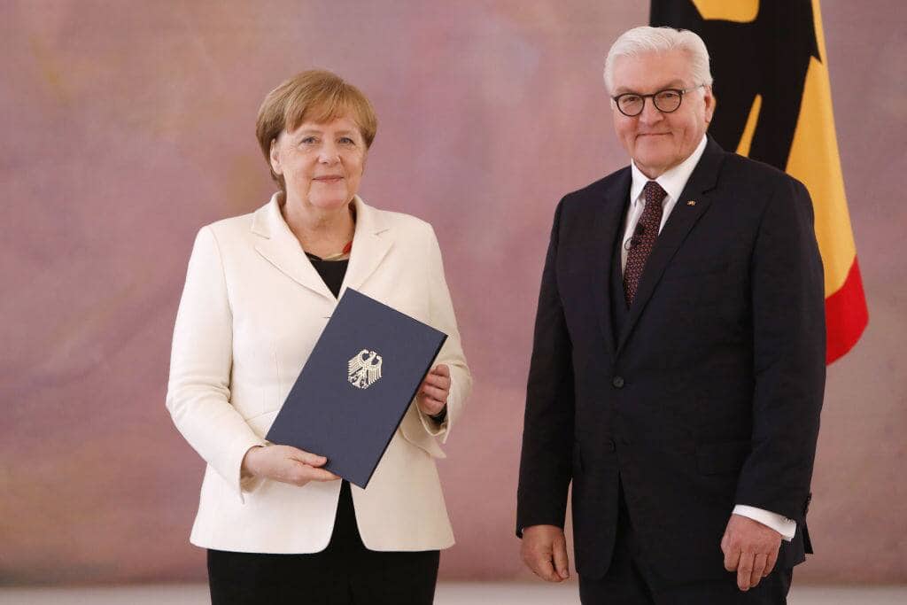 Angela Merkel erhält von Frank-Walter Steinmeier die Ernennungsurkunde zur Bundeskanzlerin