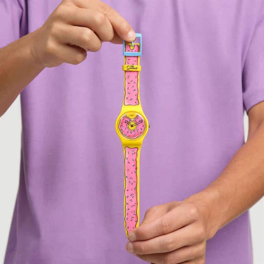 Eine knallige Uhr: Swatch Original x The Simpsons Seconds Of Sweetness