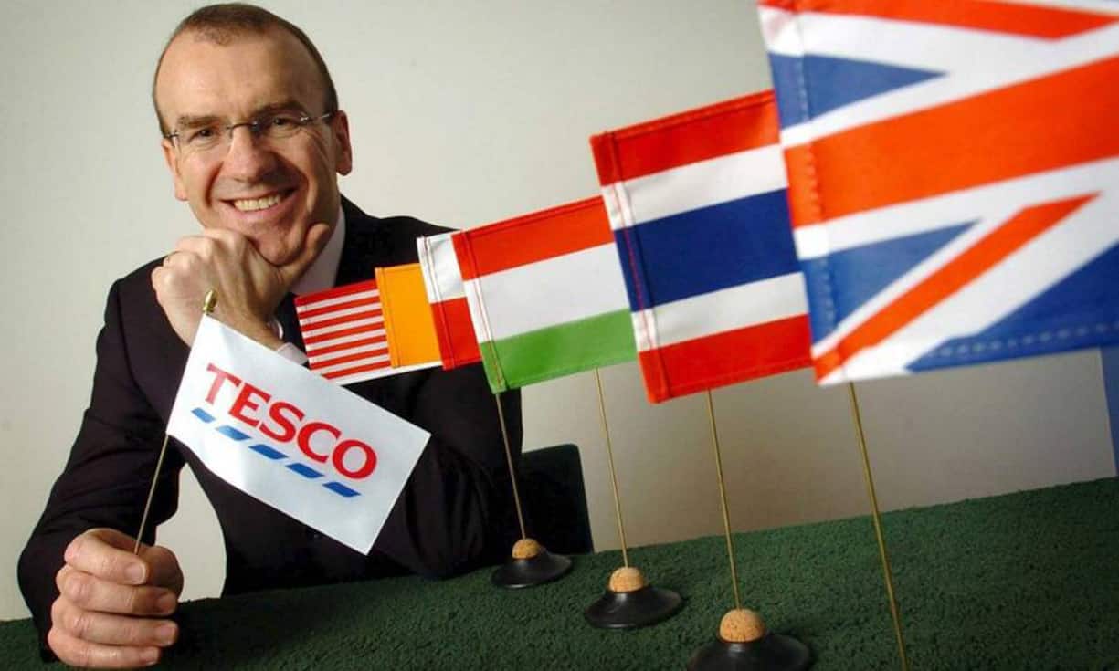 Der bestbezahlte englische Manager ist Sir Terry Leahy. Der Chef der Supermarktkette Tesco bekam letztes Jahr 9,92 Millionen Euro für seine Arbeit. Damit belegt er europaweit Platz 7.
