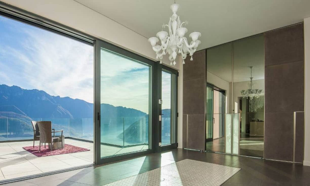 Die bodentiefen Fenster geben jedem Raum viel Helligkeit.