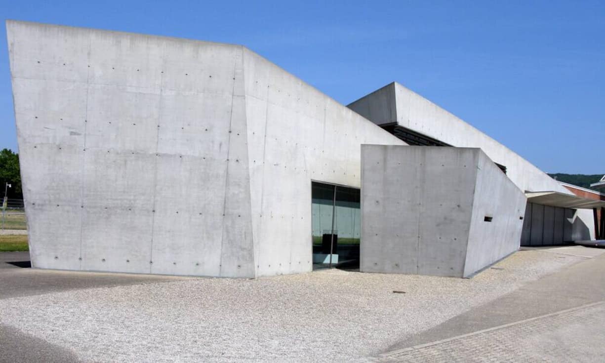 Hadid galt lange als grosses Talent, bauen durfte sie aber nichts. Erst 1993 schaffte sie den Durchbruch und konnte ihren ersten Entwurf realisieren: das Feuerwehrhaus des Vitra-Werks im deutschen Weil am Rhein direkt an der Schweizer Grenze.
Andreas Schwarzkopf/CC