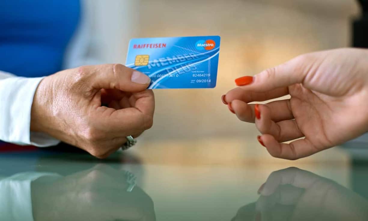 Ein Schliessfach der Grösse 3,5 x 23,9 x 34,3 Zentimeter kostet bei der Bank Raiffeisen 100 Franken im Jahr. Der Literpreis der kleinsten Fächer liegt bei 34,80 Franken. Doch wie gross ihr Angebot an Schliessfächern ist, dazu macht die Bank keine Angaben. Es gibt weder einen 24-Stunden-Zugang, noch ein Schlüsseldepot.