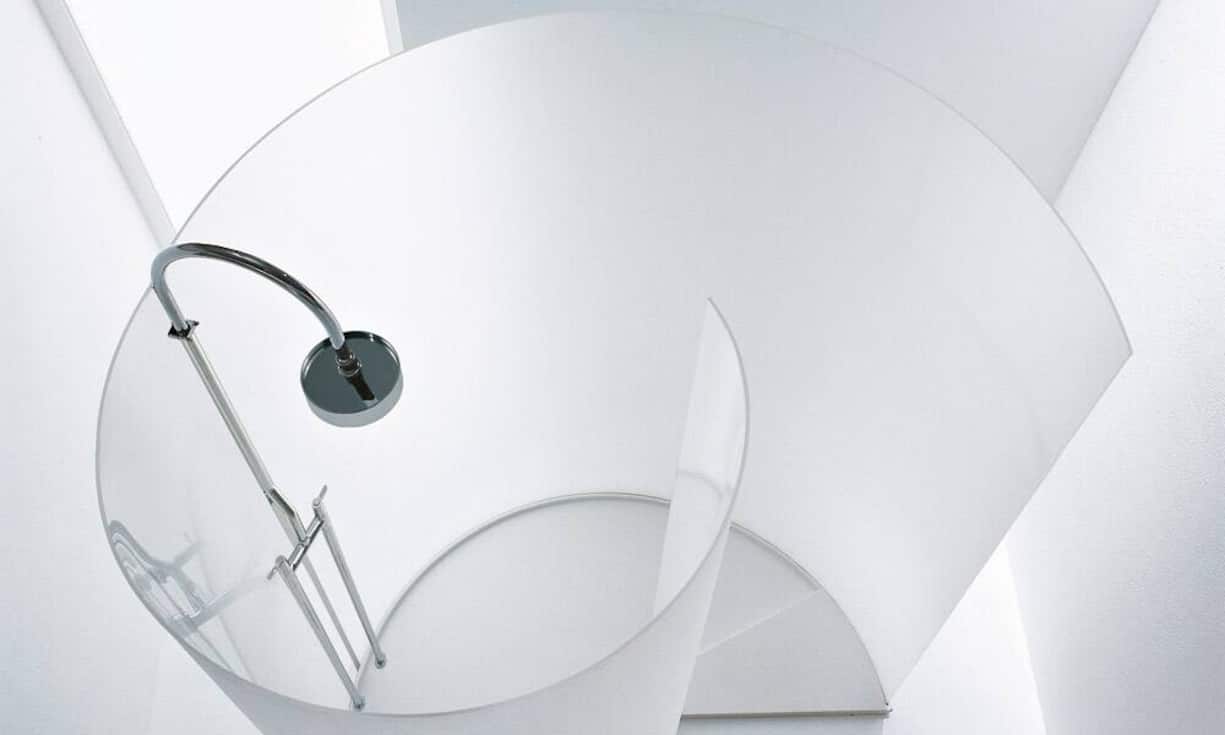 CHIOCCIOLA. Die freistehende Dusche des italienischen Herstellers Agape heisst, wie sie aussieht: Chiocciola – auf Deutsch: Schnecke. Die Wand ist aus aus einem einzigen Panel aus transparentem Parapan geformt. In der Schweiz erhältlich über Shape Design Distribution. Shapedesign