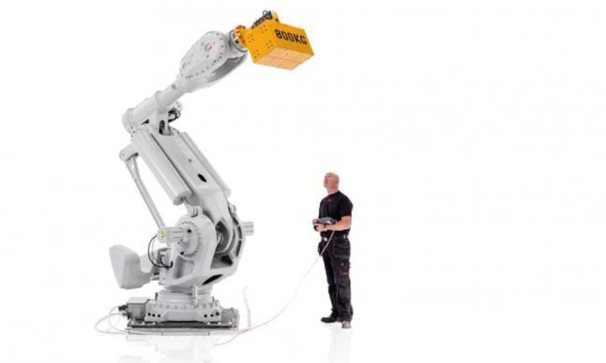 Das ist das jüngste Kind der ABB-Robotikabteilung: der IRB 8700. Der Schwerlastroboter hat eine Handhabungskapazität von 800 Kilogramm bei 3,50 Meter Reichweite beziehungsweise von bis zu 1000 Kilogramm bei geneigtem Handgelenk.