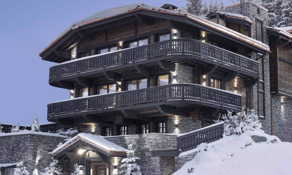 Chalet Edelweiss, Courchevel, Frankreich (372'000 Franken pro Woche): Die Oberluxus-Klasse der Chalets: 3'000 Quadratmeter auf sieben Stockwerken, ein Autolift, der 20 Fahrzeuge in einer Untergrund-Garage parkieren kann, ein Nachtclub für 100 Gäste. Mehr geht eigentlich schon gar nicht. Schlafen können in dem Anwesen rund 16 Gäste, wenn sie das überhaupt wollen: Es gibt die weltbesten Wellnessbereiche, Massageservice, voll ausgestattete Fitnessräume und natürlich einen Hammam.