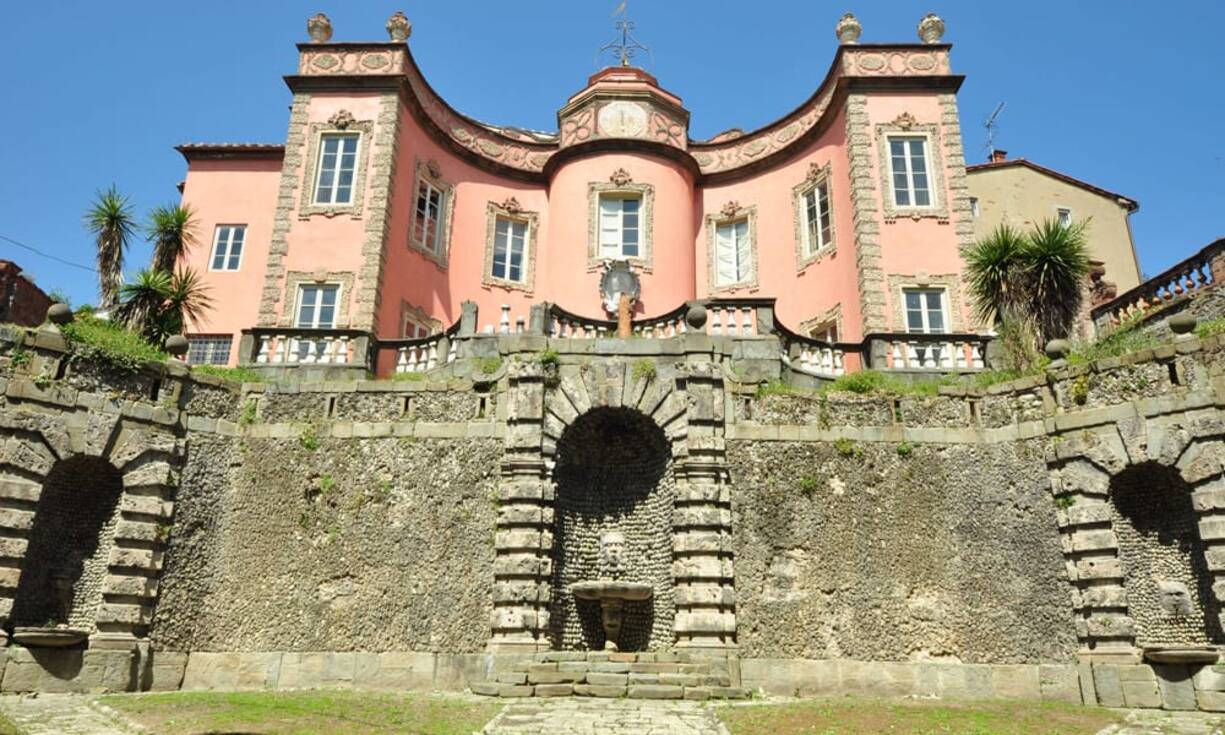 Der gepflegte Garten und das geschichtsträchtige Haus zeigen den Besuchern je nach Jahreszeit immer neue Facetten. Der Preis liegt bei 19 Millionen Euro.
Bilder: Lionard Real Estate