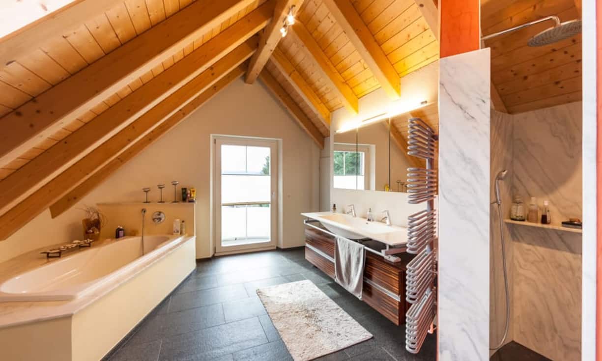 Das Elternzimmer bietet eine begehbare Garderobe und ein Bad en suite.