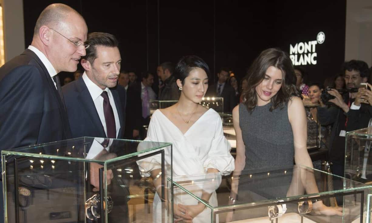 Auch Prominenz ist vertreten: Die Schauspieler Hugh Jackman (z.v.l.) und Guei Lun-Mei staunen ebenso wie Charlotte Casiraghi, die Prinzessin von Monaco.