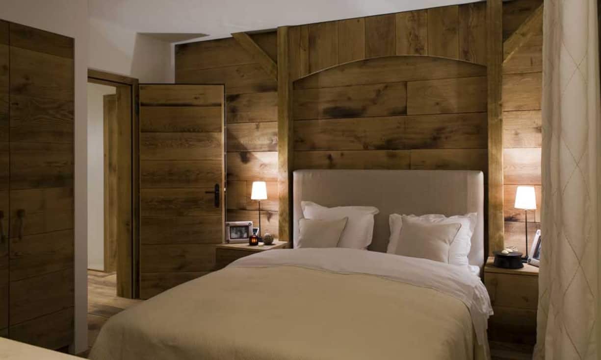 Auch in den Schlafzimmern findet sich das Element des Altholzes wieder.