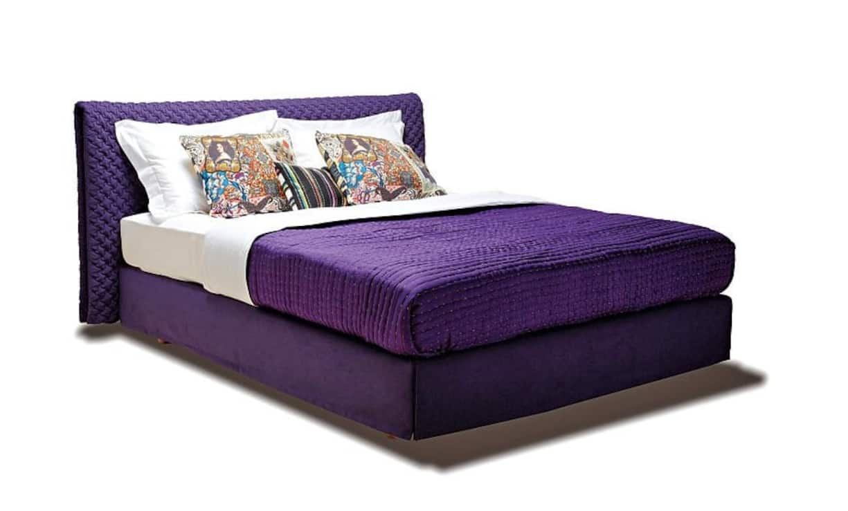 Lila Königsgemach: Im Boxspringbett mit Unter- und Taschenfederkernmatratze lässt es sich gut gehen. Preis: 4900 Franken.