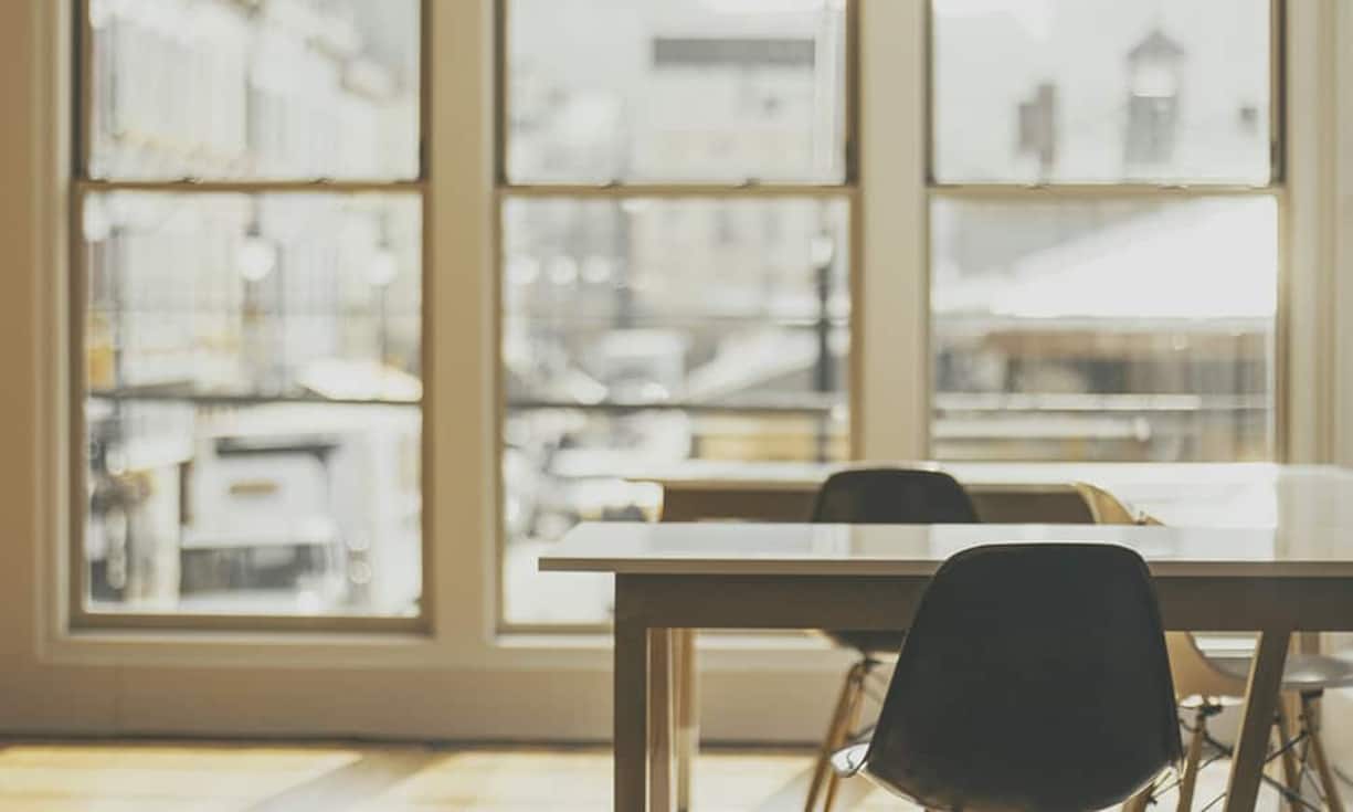 4. Gute Möbel machen ein gutes BüroBei der Möbilierung von Büroräumen sind ergonomische Empfehlungen zwar notwendig, aber nicht hinreichend für eine hohe Qualität. Vielmehr ist die Gestaltung und Qualität der unmittelbaren Umgebung wichtig und hat einen Einfluss auf die Gesamtbewertung der Arbeitsumgebung. Die Möbilierung ist jedoch nur ein Aspekt unter vielen, die aufeinander abgestimmt werden müssen.