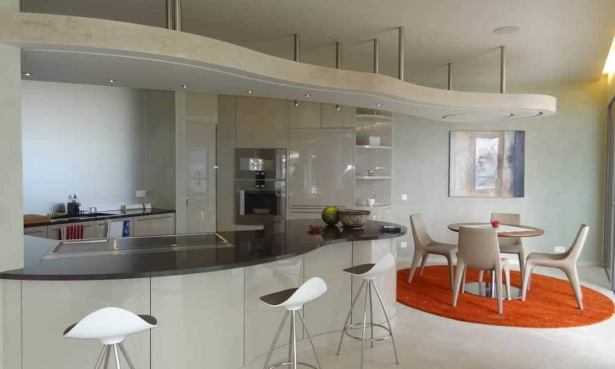 Vom Entrée gelangt man in den ca. 85 m² grossen Wohn-Essraum mit offener Küche.