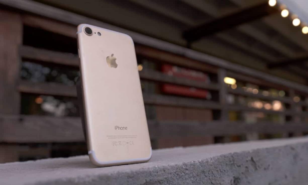 Natürlich wird das nächste iPhone — vermutlich iPhone 7 — der Star der Apple-Show sein. Glaubt man den zahlreichen Gerüchten und geleakten Fotos, wird sich am Aussehen von Apples Flaggschiff wohl kaum etwas ändern. Völlig identisch mit dem iPhone 6s wird es aber natürlich auch nicht sein.Ein Überblick über die erwarteten Änderungen: