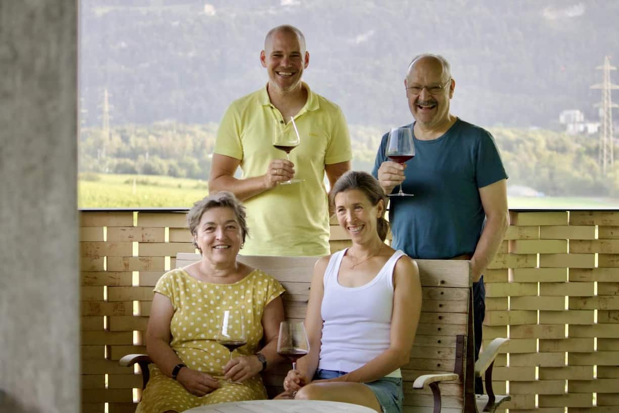 Ein Gläschen auf die Zukunft: Martha und Daniel Gantenbein sowie Ulrike und Andreas Hütwohl.