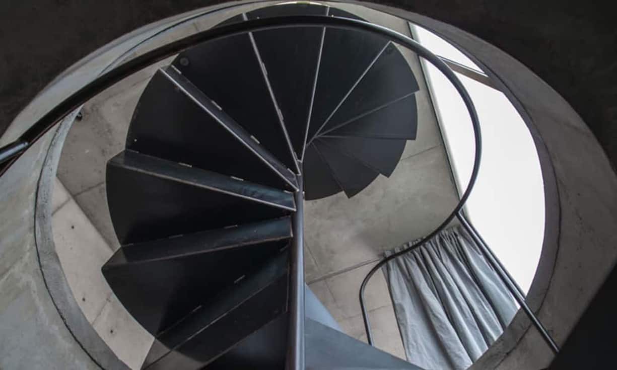 … und sehr schmalen (4,7 m) Gebäudes. Wie schon im vorhergegangenen Gebäude aus Tokio, besteht der Bau aus viel Beton und Glas. Die schneckenförmige Wendeltreppe…