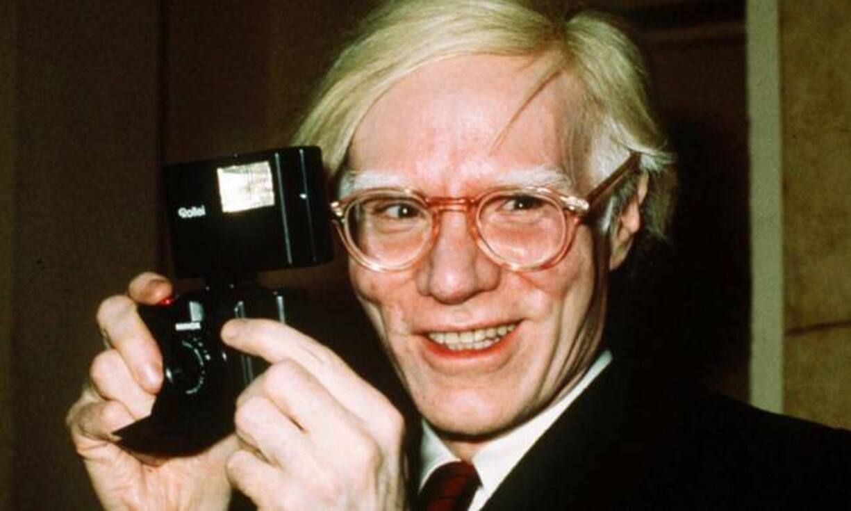 Andy Warhol ist besonders für seine Kunst bekannt. Seine Unterschrift hat mit einem Plus von 1310 Prozent ebenfalls eine beachtliche Wertsteigerung. Im Jahr 2000 wurde ein signiertes Bild für nur 290 Franken verkauft. 2014 waren es bereits 4040 Franken.