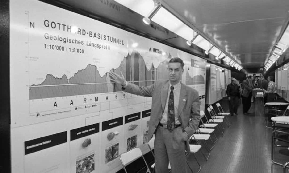 1992 gab das Schweizer Volk seine Zustimmung zur NEAT-Vorlage und machte damit auch den Weg frei für Bau des Gotthard-Basistunnel. Drei Jahre später wurde entschieden, wie die Linienführung des neuen Gotthard-Tunnels aussehen würde. Mit dem Ja der Schweiz 1998 zur LSVA und der Vorlage zur Modernisierung der Bahn war auch die Finanzierung gesichert, so dass...