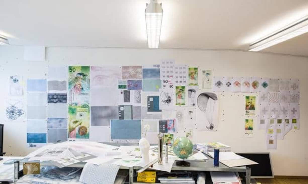 Ursprünglich hätten die neuen Scheine schon 2010 erscheinen sollen. Sie haben also sechs Jahre Verspätung.