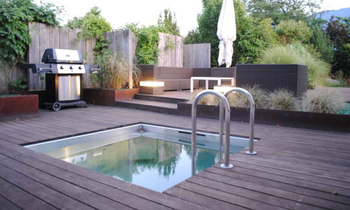 Das kalte Aussenbecken dient zur Abkühlung in heissen Sommertagen.