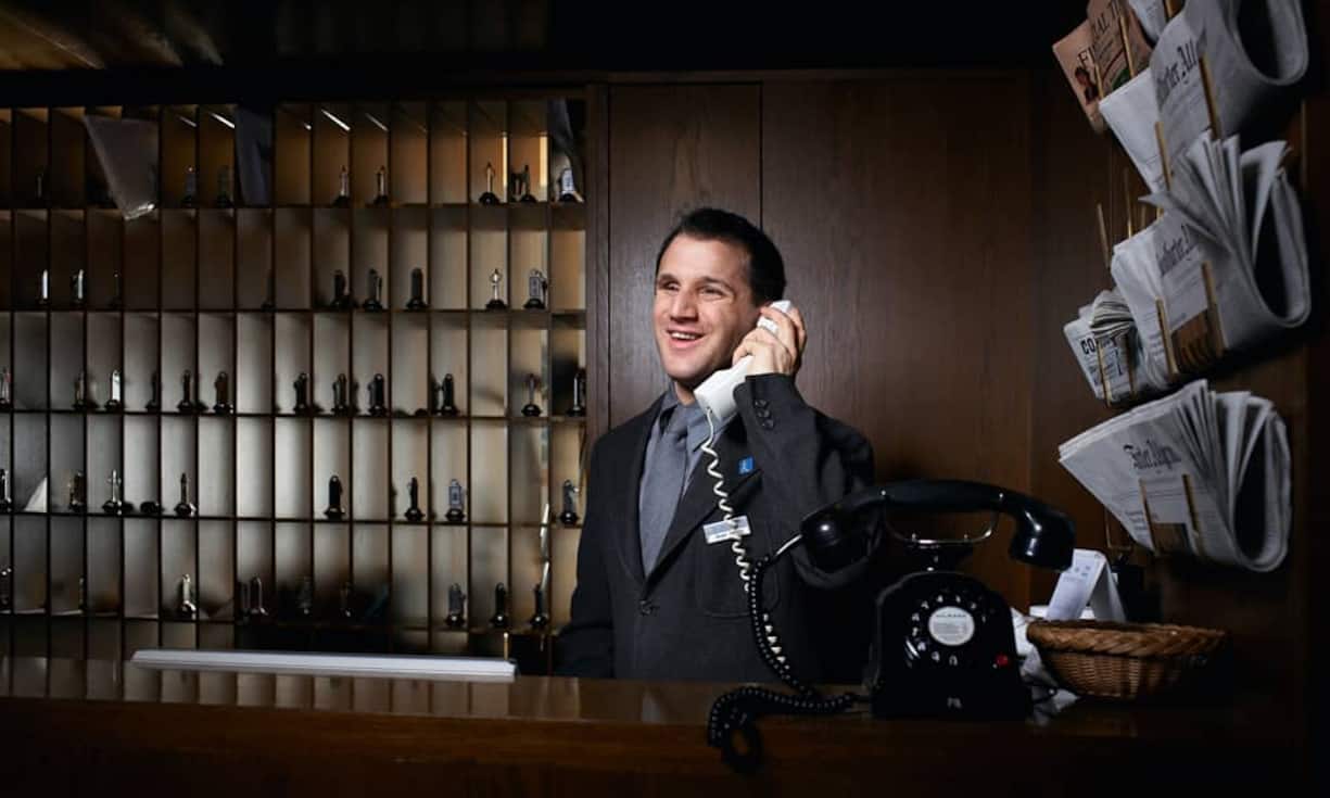 Der Blinde Portier Jean Baldo, blind von Geburt an, arbeitet
in der Wintersaison als Concierge im noblen Hotel Waldhaus in Sils Maria, in dem schon Albert Einstein, Thomas Mann und David Bowie abgestiegen sind. Im Sommer bedient er im Dunkelrestaurant Blindekuh in Zürich. Er hat ein feines Gehör für die Stimmungen und Stimmen seiner Gäste. Stefan Pielow, Starnberg, Deutschland