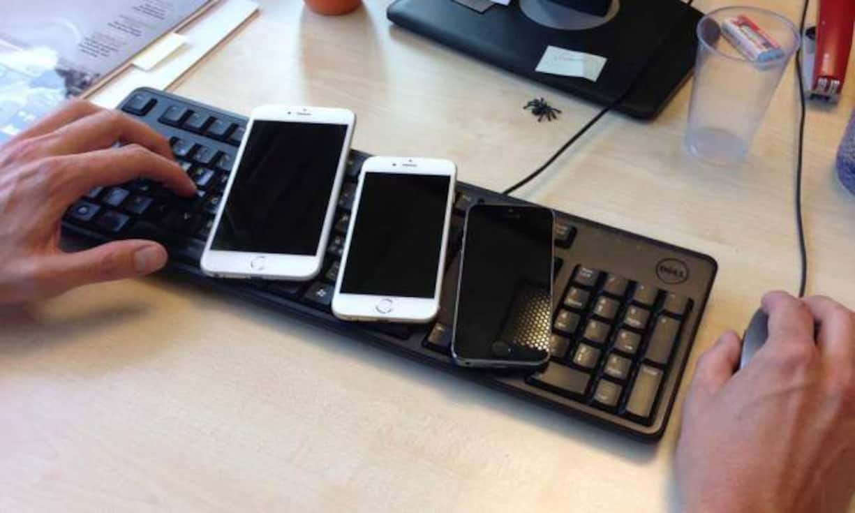 Doch Apple hat weiterhin ein kleineres Gerät im Angebot. Die Grössenunterschiede sind immens: das iPhone 6 Plus (links) neben seinem kleinen Bruder iPhone 6 (Mitte) und dem Vorgänger 5S (rechts).