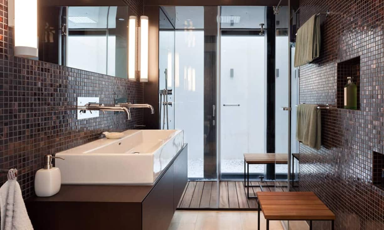 Das Badezimmer der beiden Söhne ist mit einer Dampfdusche ausgestattet und öffnet sich auf einen kleinen, von oben beleuchteten Hof.