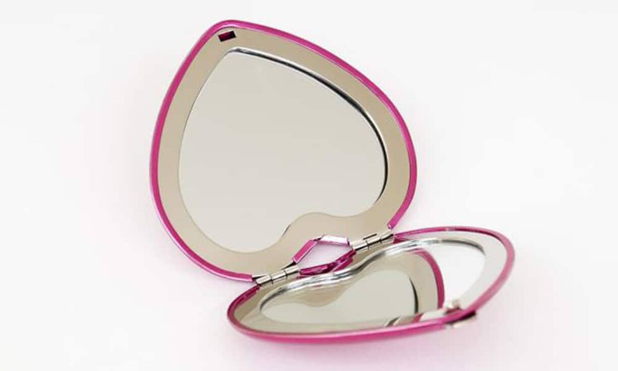 TaschenspiegelchenSchnell Wimpern nachtuschen und Lippen nachziehen, geht auch ohne den kleinen Spiegel.