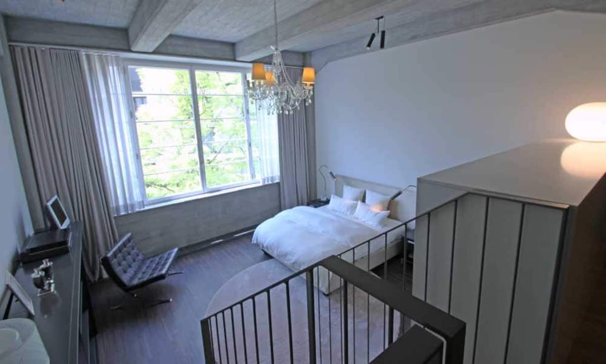 Zwei Zimmer der 3.5-Zimmer-Wohnung befinden sich im unteren Level.